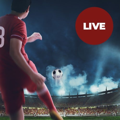 Fotboll spelare omgiven av publik med live logga
